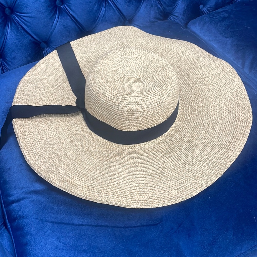 Wide rim straw hat with bow and strap